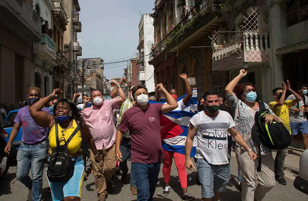 Gobiernos de 21 países condenaron los “arrestos y detenciones masivas” de manifestantes en Cuba. / AP