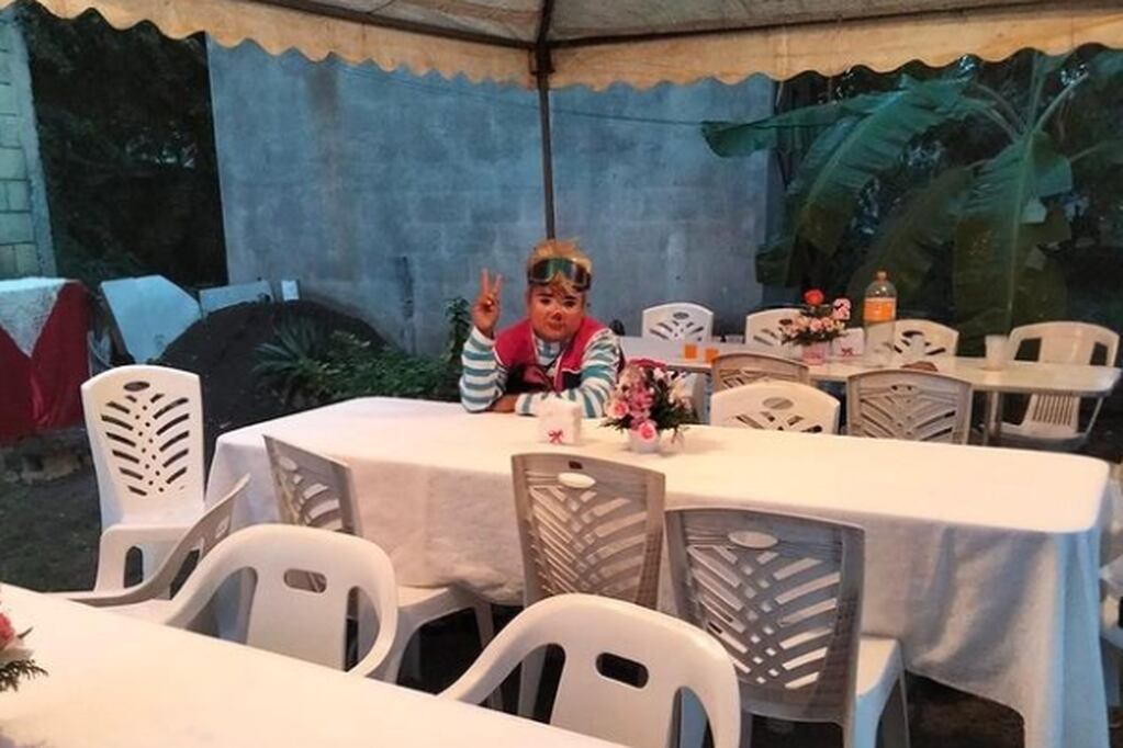 Una nena se quedó sola en su fiesta de cumpleaños y el payaso que animaba el evento convocó a sus seguidores para que fueran a la celebración.