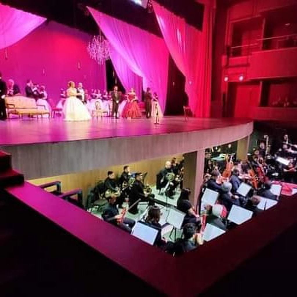 Orquesta y artistas en plena función
