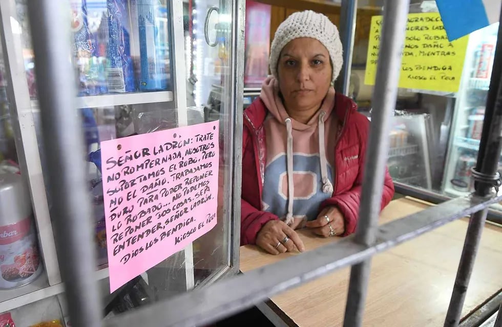 Lilia Real debió escribir carteles a los ladrones para que no le hagan daño a su familia ni a los bienes de su almacén en Godoy Cruz. | Foto: José Gutiérrez / Los Andes