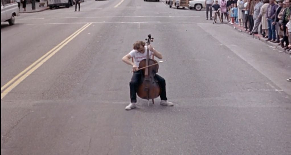 Virgil Starkwell (Woody Allen), un inepto violonchelista devenido en ladrón