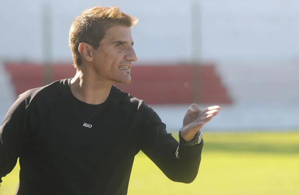 Carlos Moya analiza variantes en el Deportivo Guaymallén