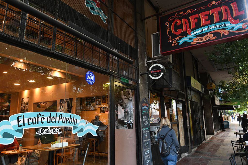 Cafés históricos. El café El Cafetal ubicado en calle Necochea de Ciudad es uno de los históricos cafés de Mendoza.  Foto Marcelo Rolland / Los Andes
