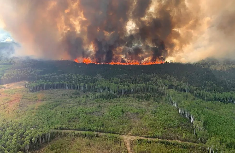 Un incendio forestal arrasa con un bosque de Alberta, Canadá, el viernes 12 de mayo. La situación empeoró y el humo llegó hasta Nueva York.  (Government of Alberta Fire Service/Canadian Press via AP)