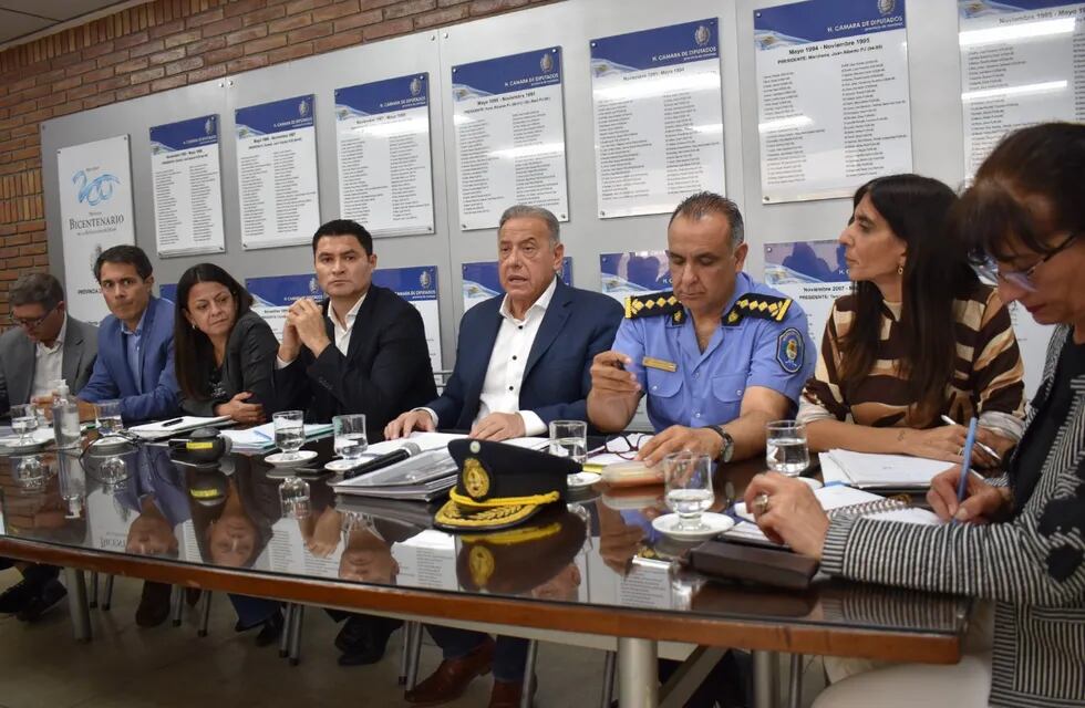 El ministro de Seguridad, Raúl Levrino junto al titular de la Policía de Mendoza, Marcelo Calipo exponiendo la pauta de gastos para el año próximo.