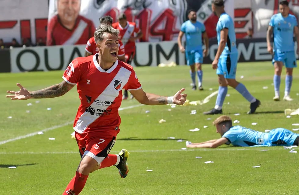 Santi González fue pieza clave en el triunfo y la clasificación de Deportivo Maipú a semifinales, donde enfrentará  a Estudiantes de Río Cuarto, el miércoles que viene en el primer partido. 

Foto: Orlando Pelichotti