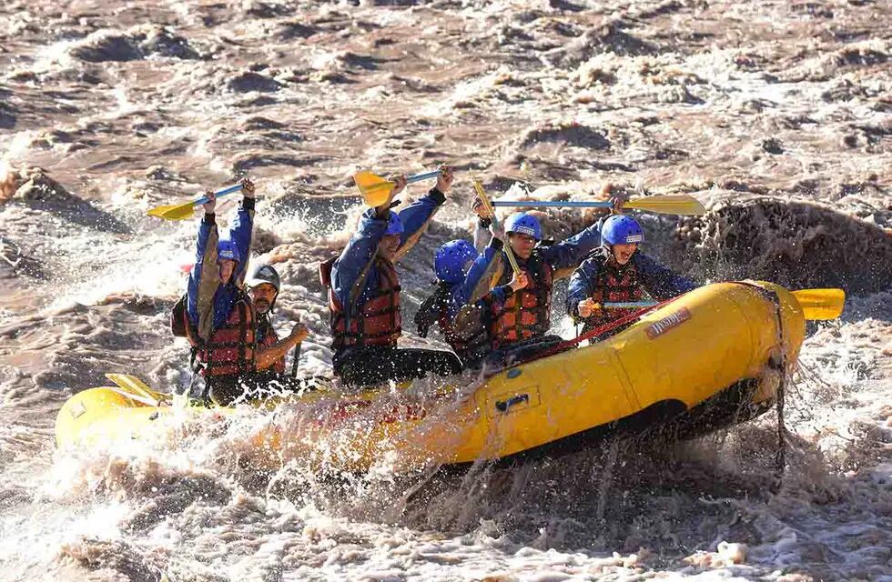 Los turistas en Mendoza aprovechan la alta montaña de Mendoza para hacer actividades como rafting y tirolesa. Foto: Mariana Villa / Los Andes