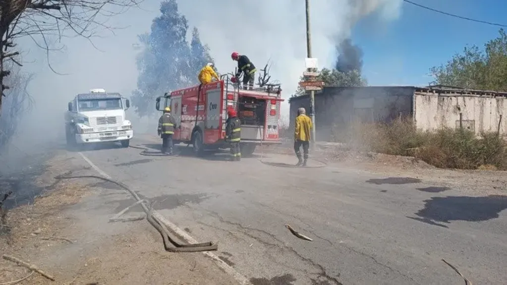 Varias dotaciones de bomberos trabajaron para sofocar un incendio en Rawson.