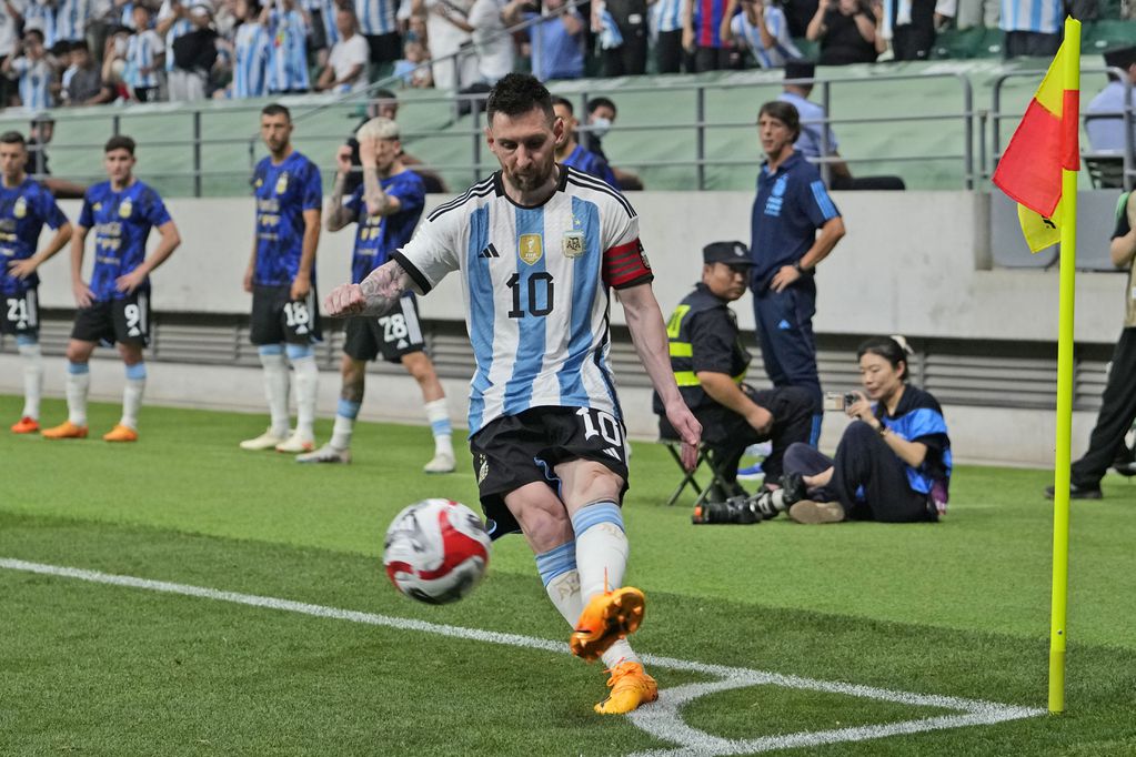 El capitán argentino Lionel Messi cobra un tiro de esquina durante el partido amistoso contra Australia, el jueves 15 de junio de 2023, en Beijing. (AP Foto/Andy Wong)