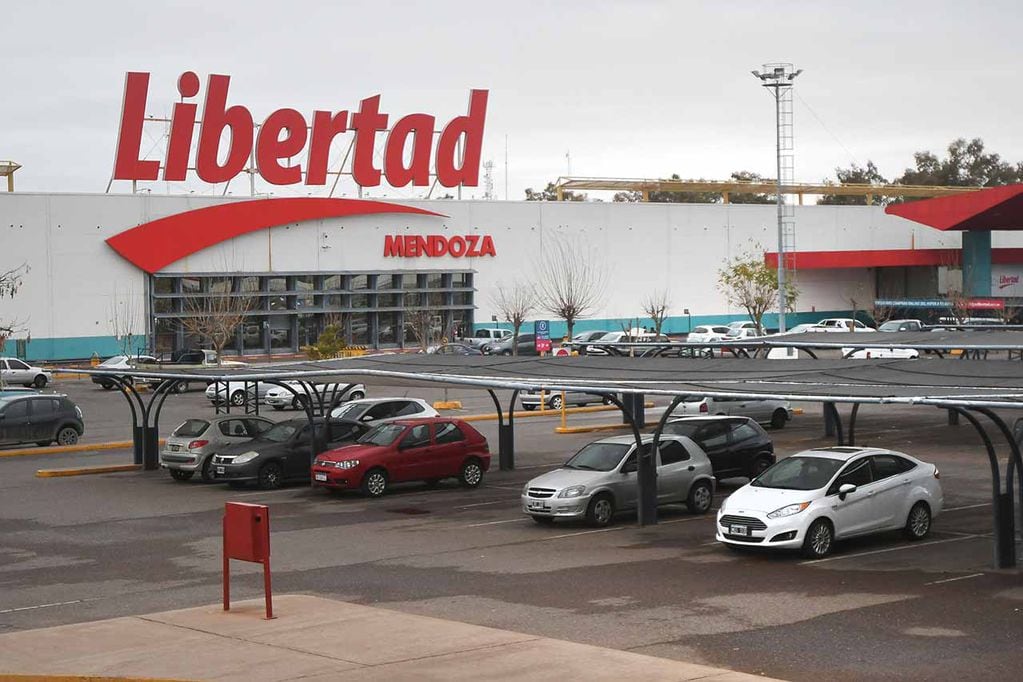 El grupo francés Casino vendió la cadena de hipermercados Libertad a un magnate checo. Foto: José Gutierrez / Los Andes