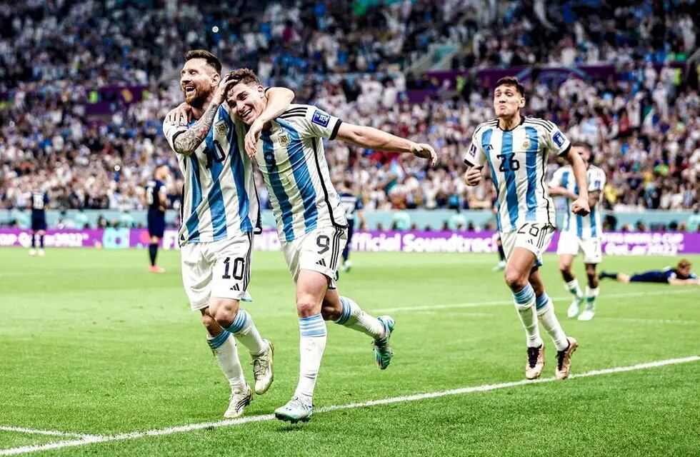 Julián Álvarez es saludado por Messi y atrás llega Nahuel Molina para sumarse al festejo. Los tres estarán en la final.