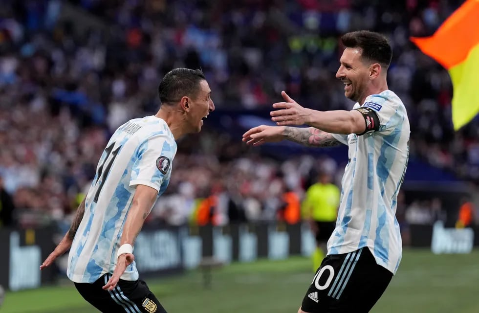 Ángel Di María y Lionel Messi en un abrazo de gol en Wembley. Argentina llegó a los 32 partidos invictos en la era Scaloni. / Gentileza.
