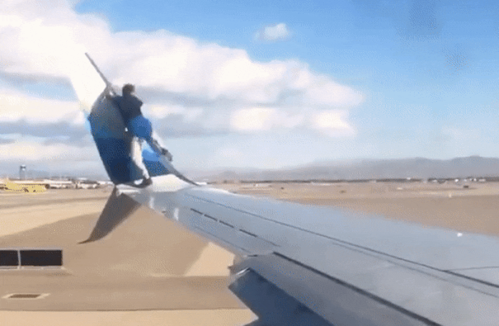 Un hombre se trepó al ala de un avión minutos antes del despegue y puso en riesgo a todos los pasajeros en un aeropuerto de Estados Unidos.