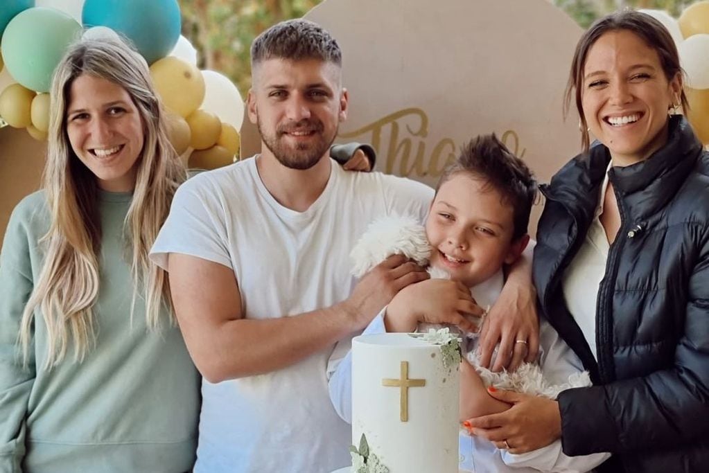 En octubre del año pasado, Thiago tuvo su comunión y celebró junto a sus hermanos, que hoy esperan su primer hijo. (Instagram).