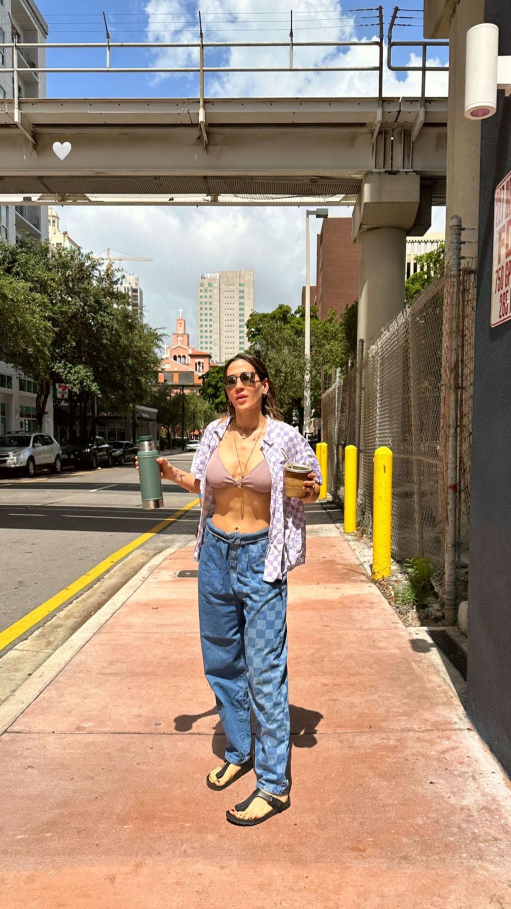 Jimena Barón posó con un look canchero, sexy y jugado en Miami