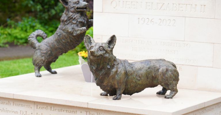 La reina Isabel II fue inmortalizada junto a sus perros en una estatua.