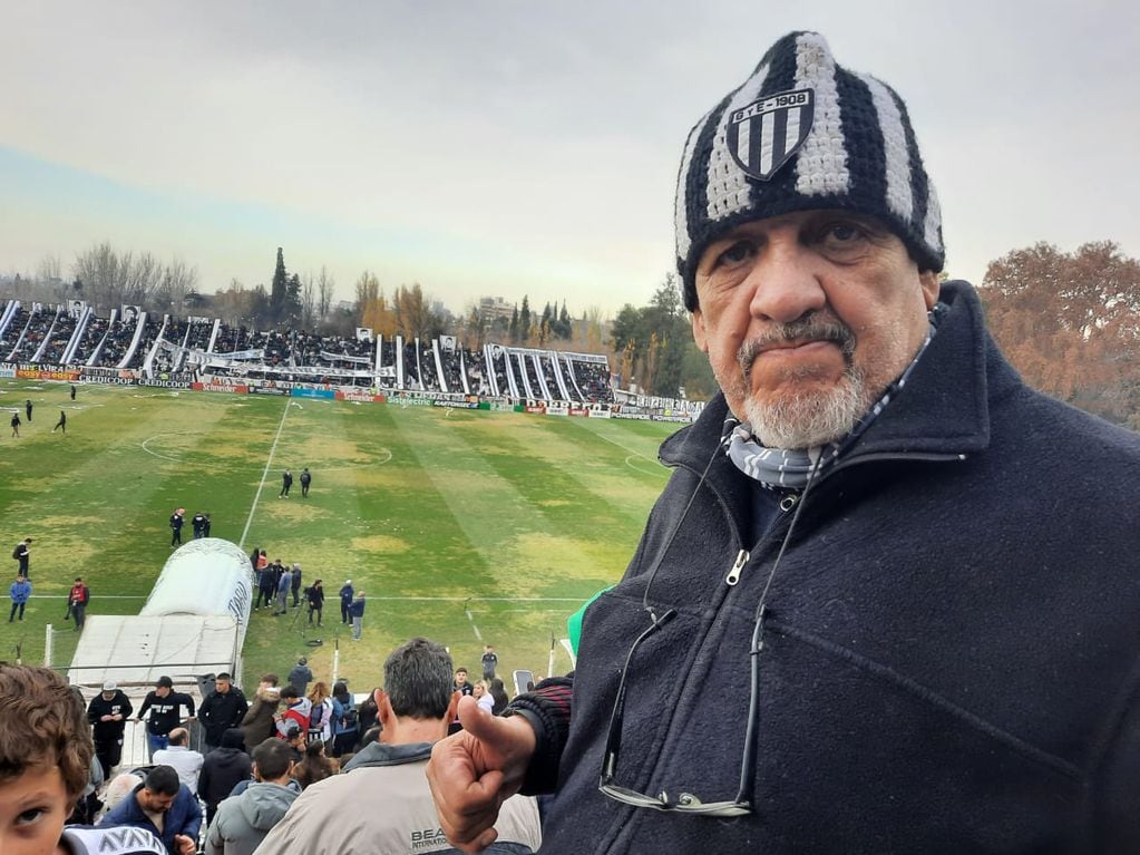 El histórico Cato Aguilar, simpatizante del Lobo del Parque, estuvo presente en la platea alentando a su equipo. / Los Andes.