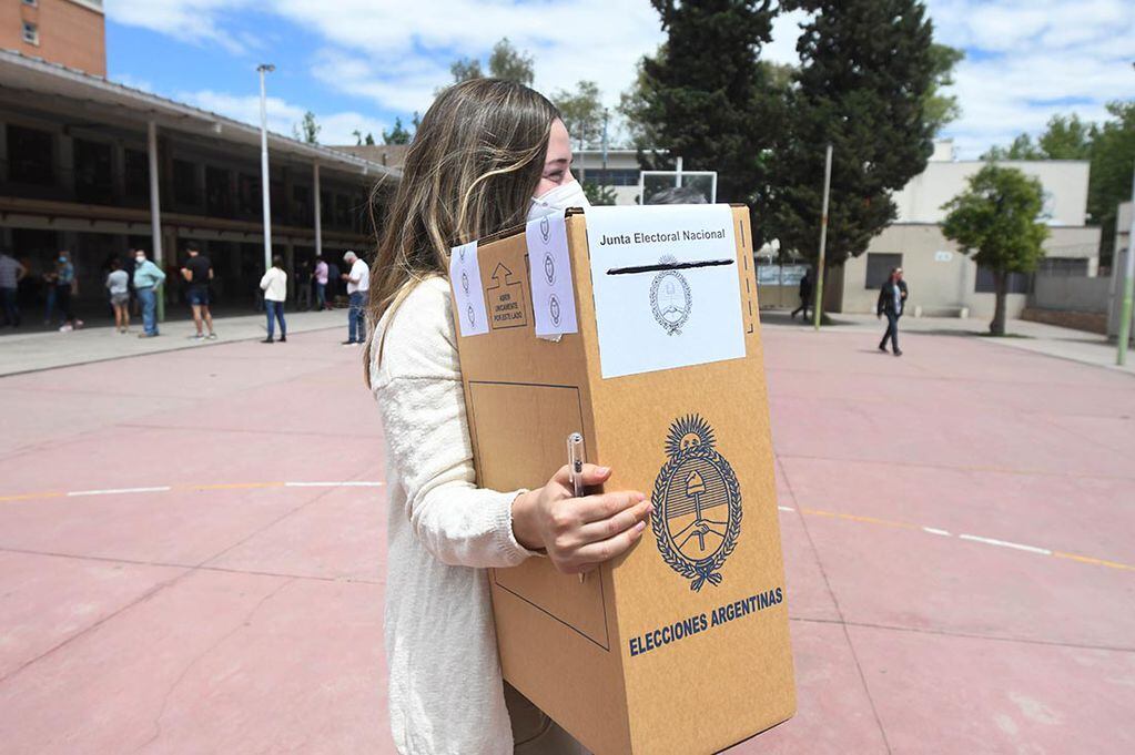 Mesas en la Escuela Arístides Villanueva de Ciudad,
La presidenta de mesa lleva la urna para que pueda votar una persona discapacitada que no puede ingresar al interior de la escuela.
Foto José Gutierrez