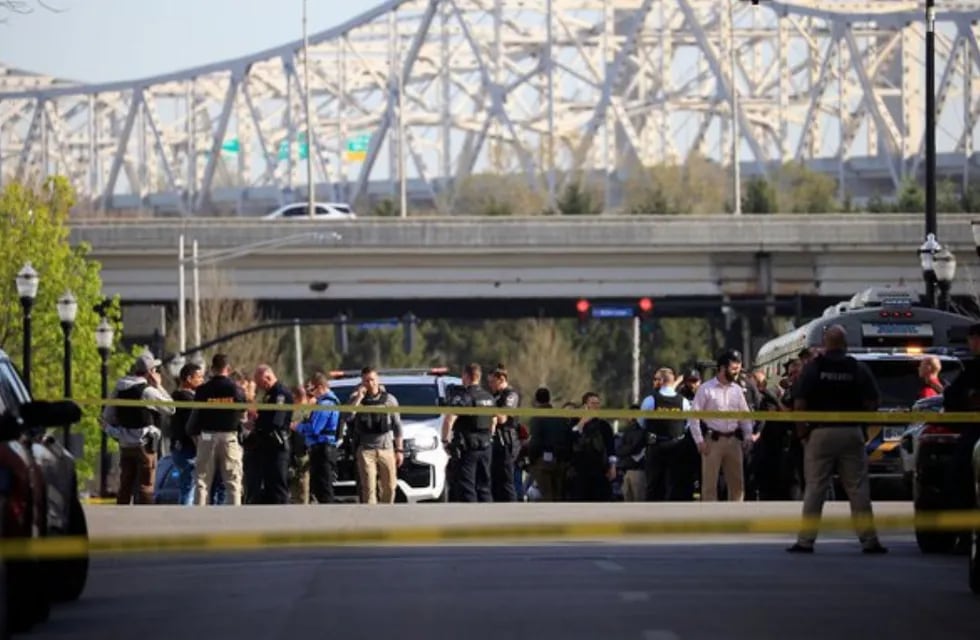Agentes de la policía respondieron al tiroteo de Louisville este lunes. Foto: CNN/Luke Sharrett