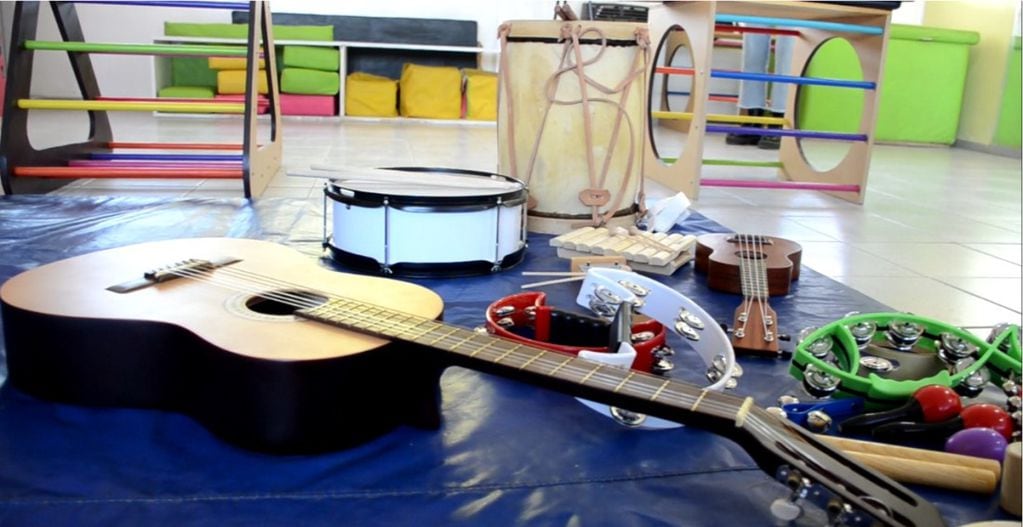 La musicoterapia puede incluir escuchar o crear música con distintos instrumentos.