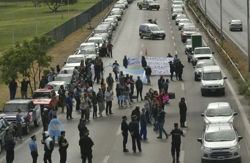 Manifestación y corte de tránsito por trabajadores de Turf. Foto: Orlando Pelichotti