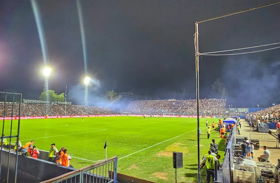 Cerca de 20 mil personas coparon el estadio de Independiente Rivadavia. Impresionante. / Gentileza.
