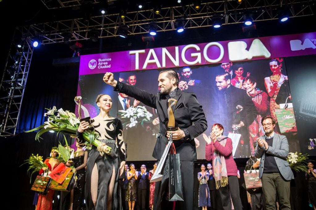 El Mundial de Tango es un evento internacional del que participan referentes de diversos países. Se realiza desde 2003. 
Fernando Rodriguez y Estefania Gomez celebran su victoria en el escenario de Tango BA al salir campeones del Mundial de Tango 2019\u002E Foto: Nicolas Villalobos/DPA\u002E