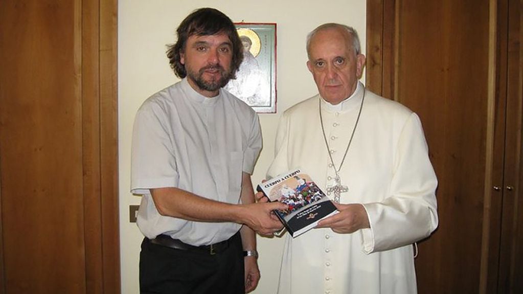 El padre José Di Paola junto al papa Francisco I.
