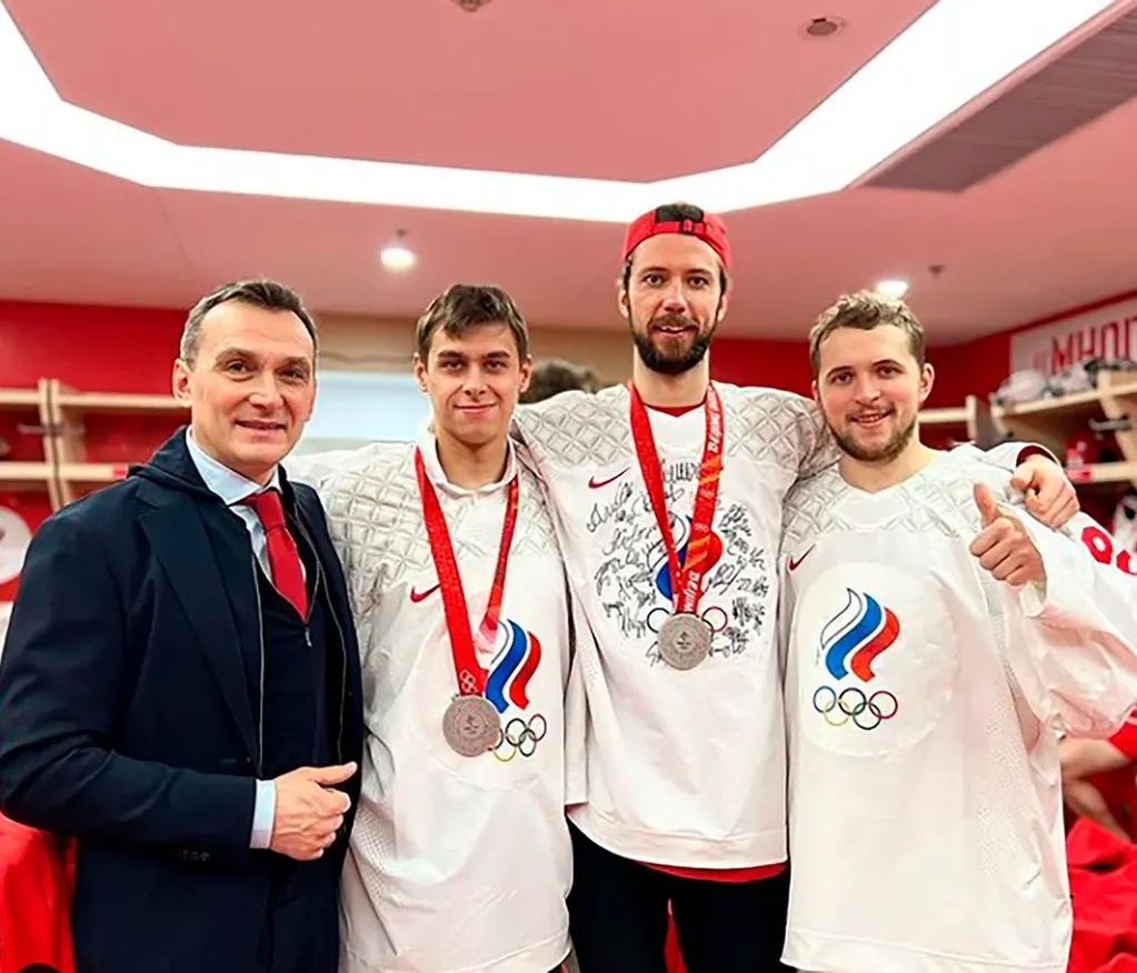 Ivan Fedotov junto a compañeros del seleccionado ruso tras conseguir la medalla de plata en los Juegos Olímpicos de Beijing. Foto: Web