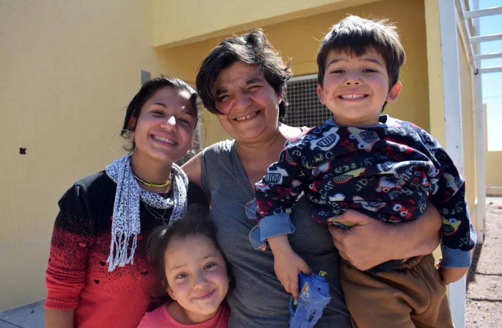 Relocalizan a 108 familas de tres asentamientos de Godoy Cruz y les dan una casas nuevas