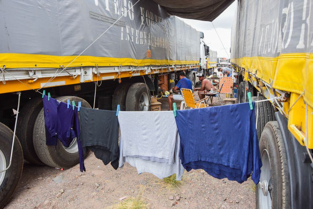 Ya hay casi 3.000 camiones varados y queda poco lugar en Mendoza. Foto: Mariana Villa / Los Andes