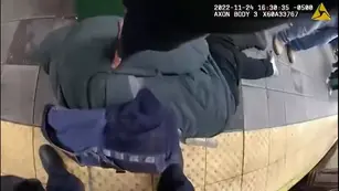 Policia rescata hombre que cayo vias del tren