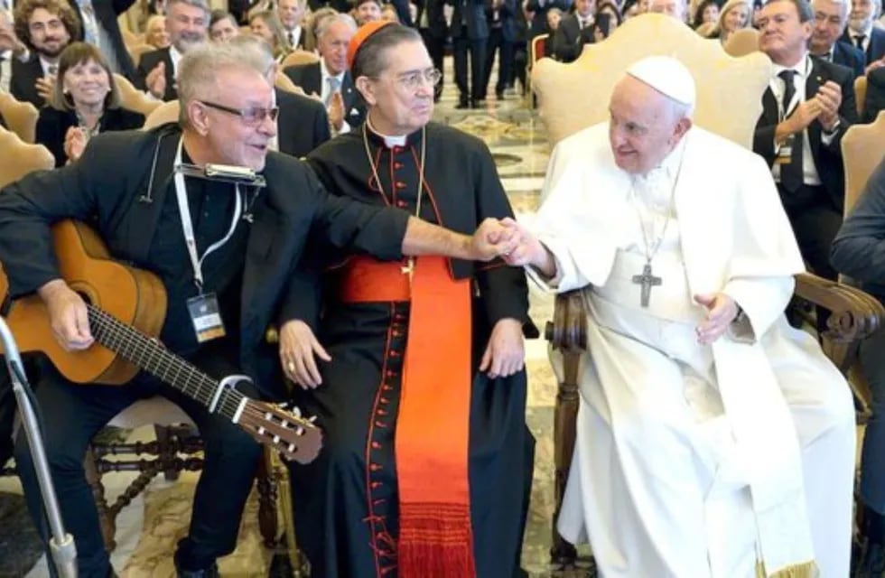 León Gieco y Jorge Bergoglio ante el inolvidable cierre a cargo del artista.