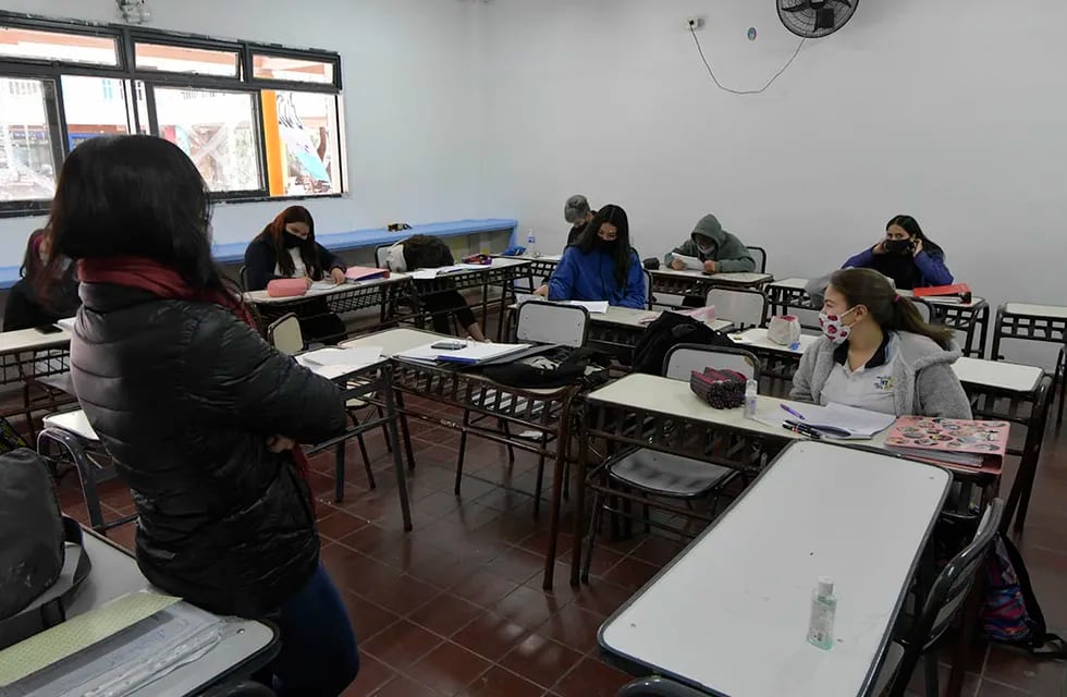 Persiste el uso obligatorio de tapabocas durante el horario de cursado, el distanciamiento entre estudiantes y la ventilación cruzada en las aulas.  Foto: Orlando Pelichotti / Los Andes