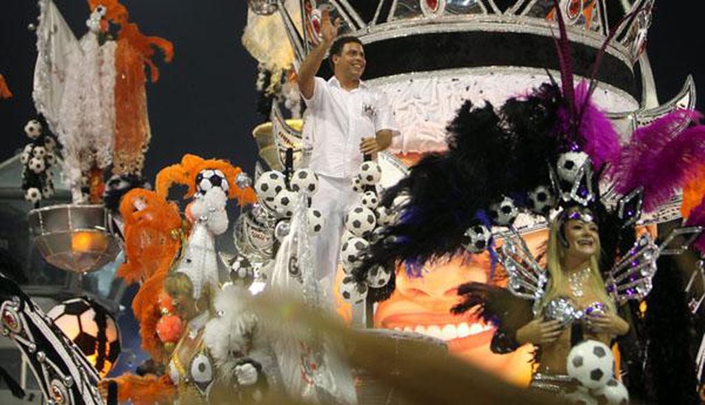 Ronaldo no quiso perderse la fiesta del carnaval en Brasil (Foto: AP).