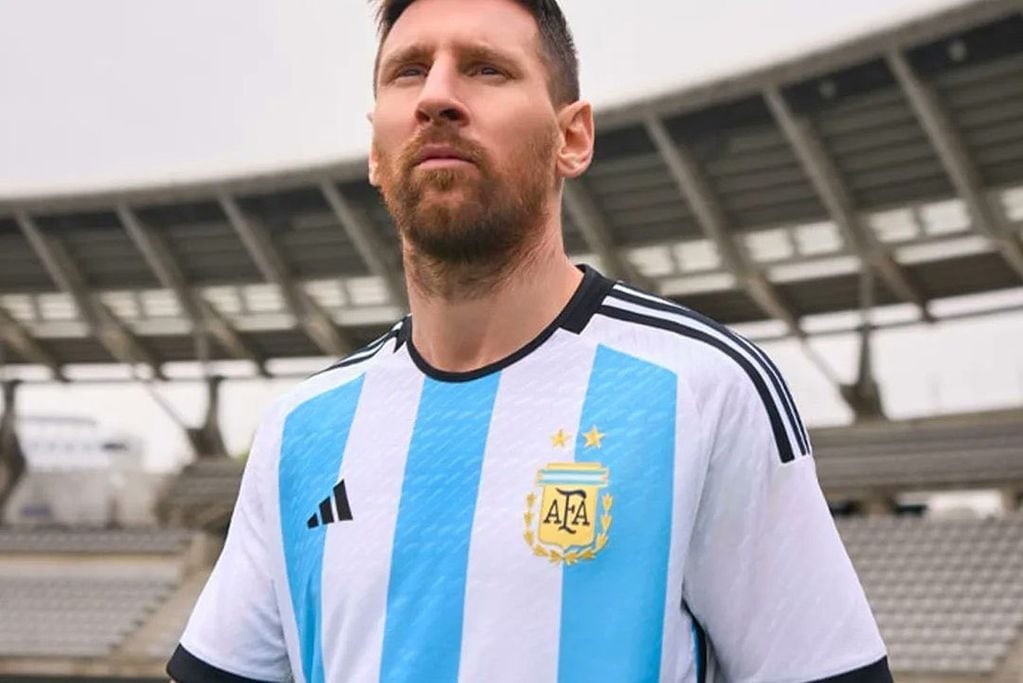 Lionel Messi y la nueva camiseta de la Selección Argentina. (Prensa Adidas)
