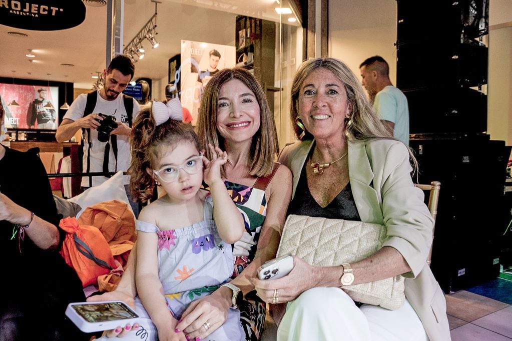 Las influencers de moda Agus de Cosa de Mujeres con su hija Luigina y Sandra Linares de Buenos Aires en primera fila
PH: Romi Abel