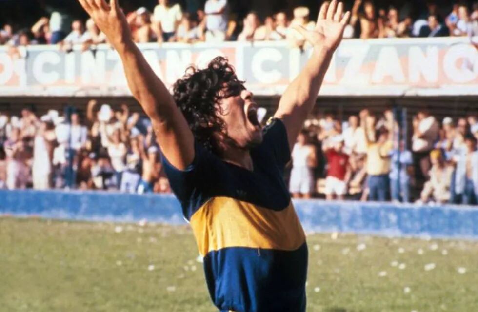 Maradona debutó en Boca con dos goles de penal y en una Bombonera colmada de gente para ver a la figura, que luego sería el mejor jugador de todos los tiempos.