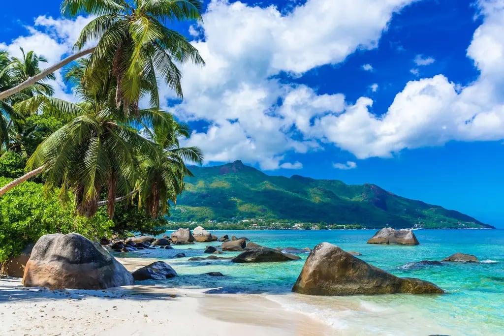 Playa en la isla Mahé, Seychelles.