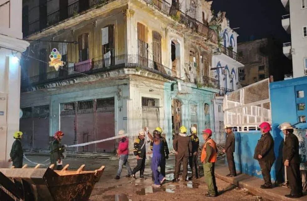 En la edificación residían 13 núcleos familiares y 54 personas, las que fueron socorridas de inmediato y se les brindó protección y asistencia. Foto: X - Gobierno de Cuba.
