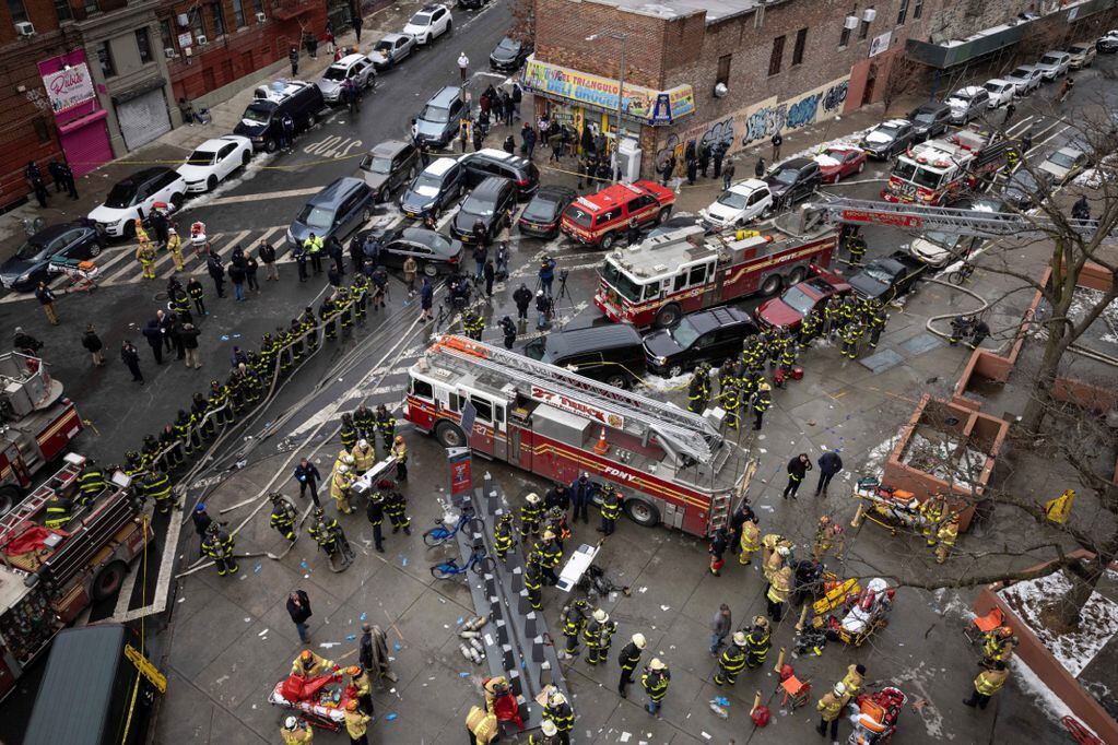 Incendio en Nueva York. Bomberos trabajan fuera del edificio donde se produjo el incendio. (AP)