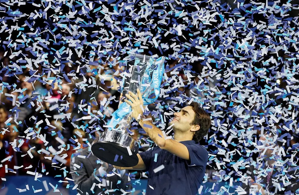 ARCHIVO - Roger Federer de Suiza sostiene el trofeo de ganadores después de derrotar a Jo-Wilfried Tsonga de Francia en su último partido de tenis individual en las Finales ATP World Tour, en el estadio O2 de Londres, el domingo 27 de noviembre de 2011 (AP Photo/Kirsty Wigglesworth, File)