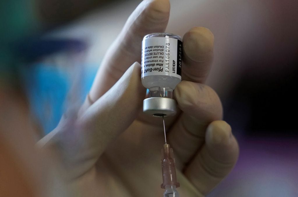 La vacuna de Pfizer estará destinada a adolescentes de 17 años.
