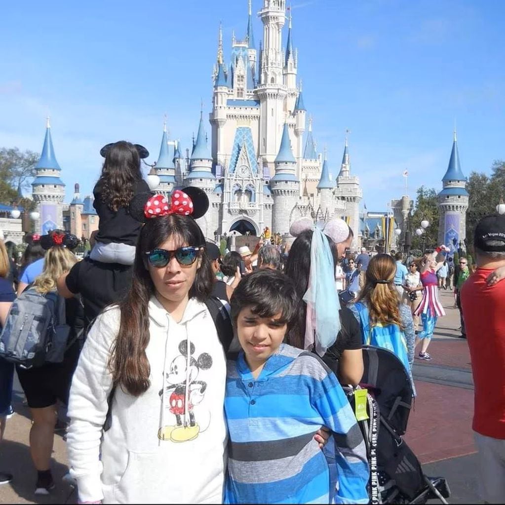 Yanina junto a su hijo Benjamín es Disney. Foto: Infobae.