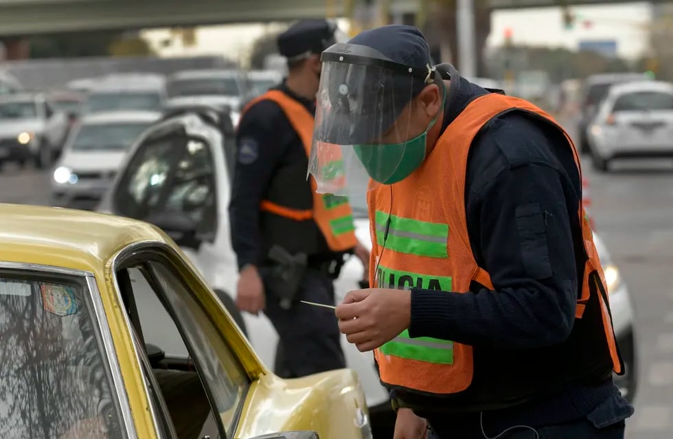 Recomiendan que los automovilistas descarguen el decreto emitido por la Agencia para evitar problemas en los controles viales. Foto: Orlando Pelichotti / Los Andes
