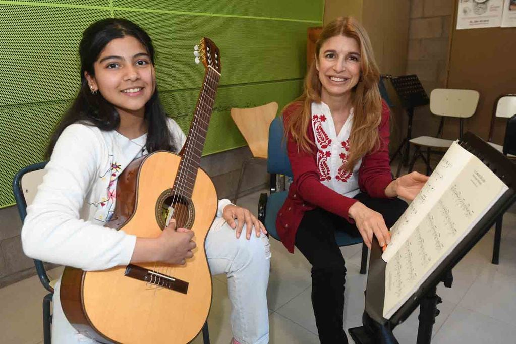 Victoria junto a su profe de guitarra, Marina Carrillo
Foto: José Gutierrez / Los Andes