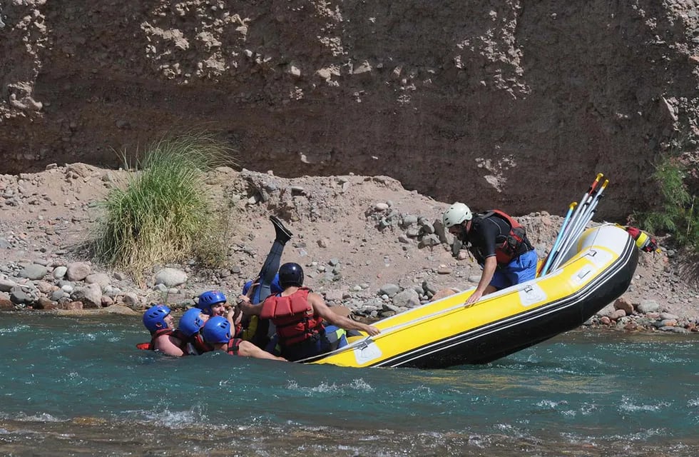 Un grupo de turistas hace rafting en el río Mendoza en Blanco Encalada, Luján. Foto: Marcelo Rolland / Los Andes