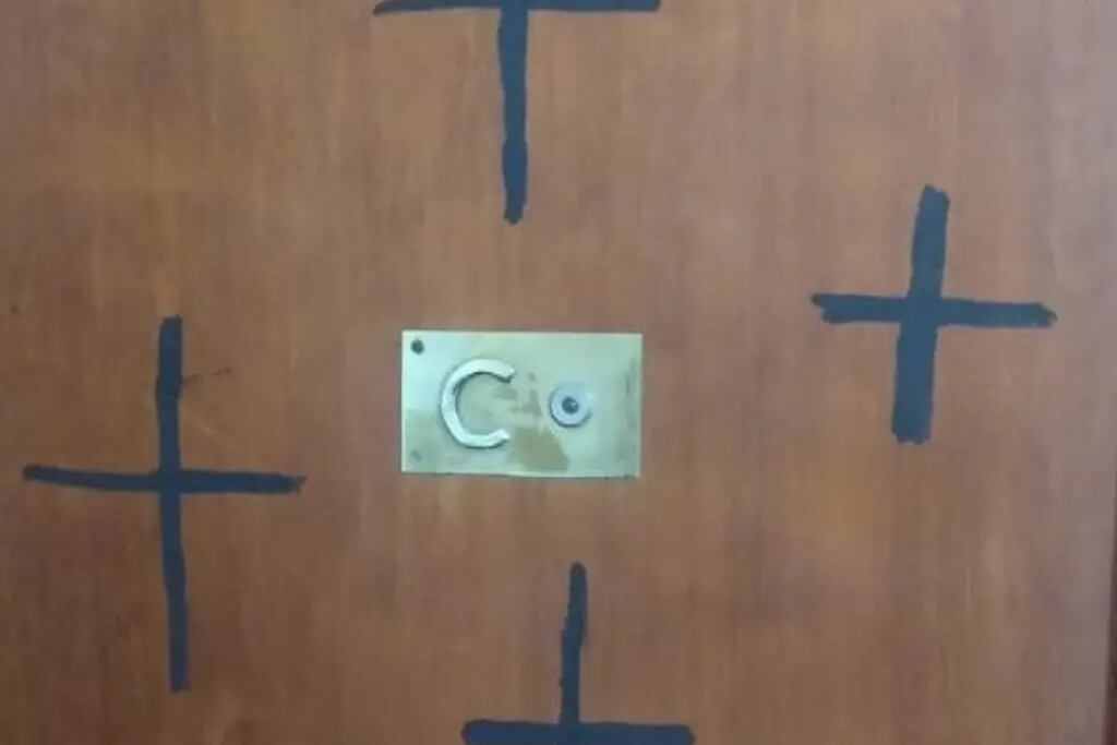 Cruces negras pintadas en la puerta de una enfermera