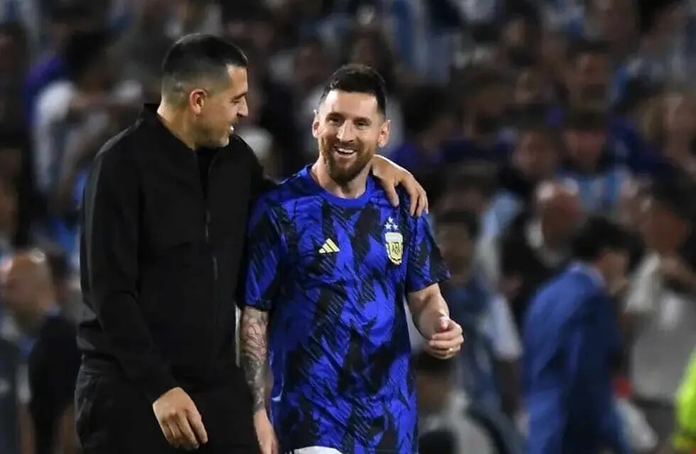 Messi y Riquelme, se fundieron en un abrazo en La Bombonera. / Gentileza.