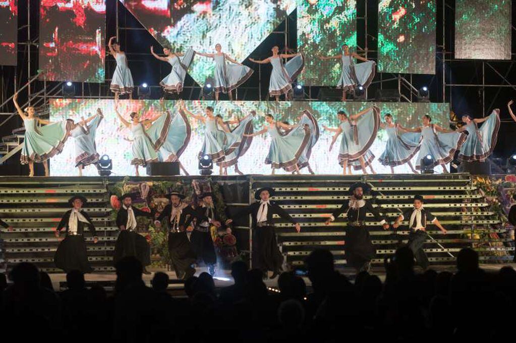 
Ensamble. Más de 100 bailarines pusieron el cuerpo a la celebración, que tuvo al folclore como protagonista con un show musical en vivo. | Ignacio Blanco / Los Andes
   